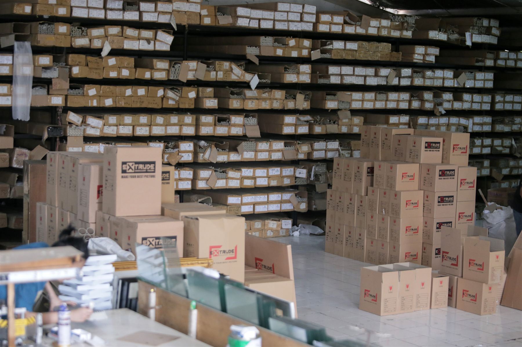 Frame yang telah selesai dikemas dalam kardus bermerek EXTRUDE siap dikirim