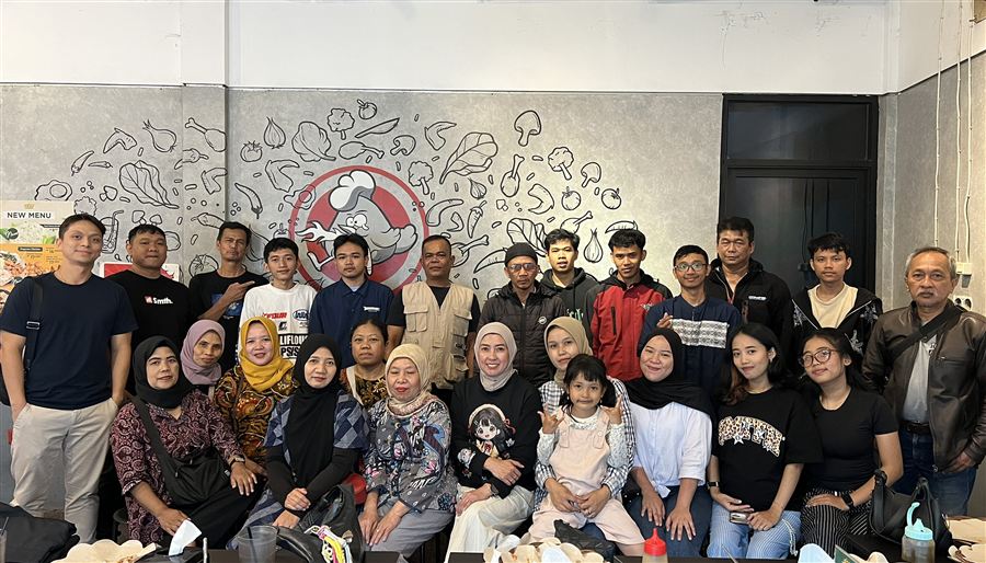 Tim EXTRUDE berkumpul bersama